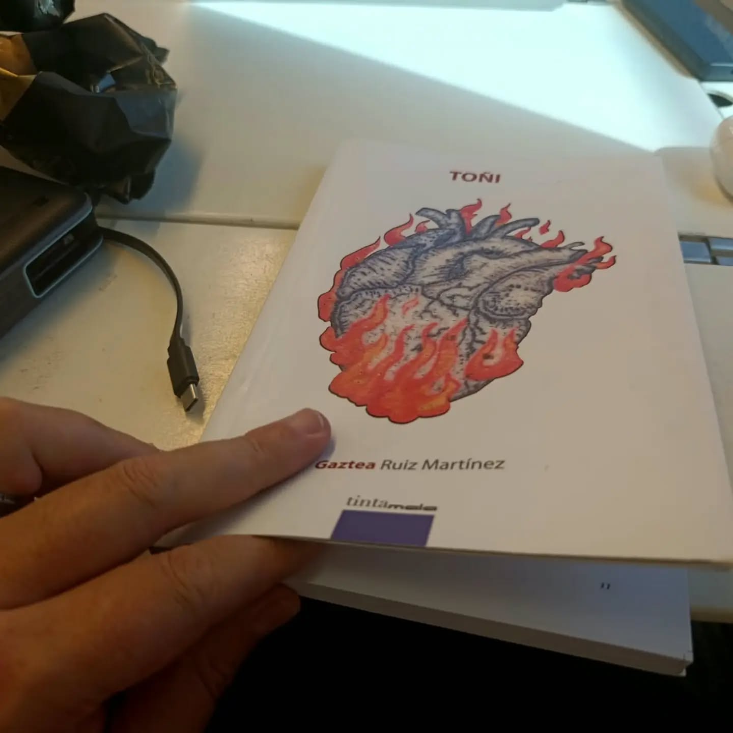 Me mandan estos mensajes, «Un buen libro, unas patatas fritas y un viaje en Renfe confort, buen plan», y me hacen feliz.