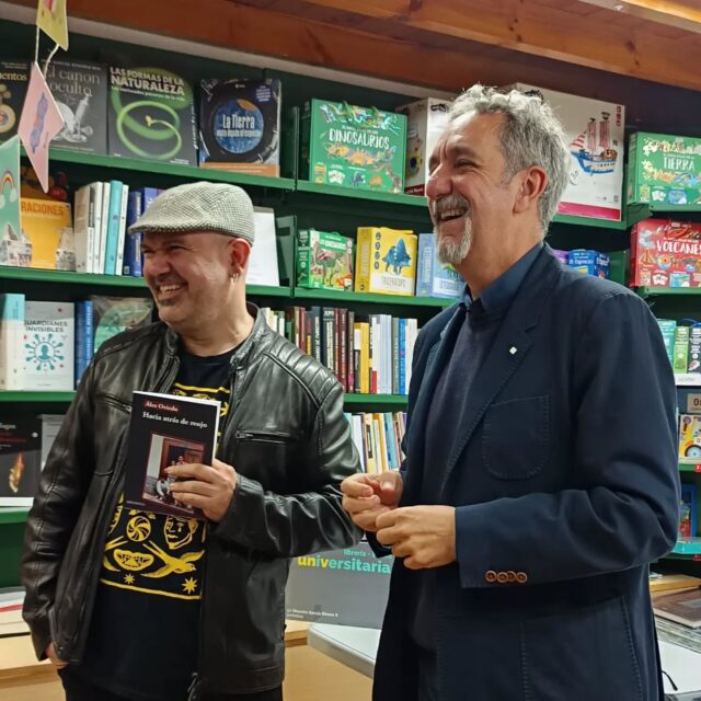 En la presentación de 'Hacia atrás de reojo', la última novela de @ajoviedo, con @kikeinfameok y @nataliamartin88.
En @universitaria_libreria_bilbao.